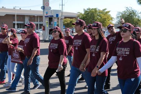 ENCABEZA ALCALDE OCTAVIO QUINTERO VALENZUELA DESFILE POR EL DÍA DEL TRABAJO