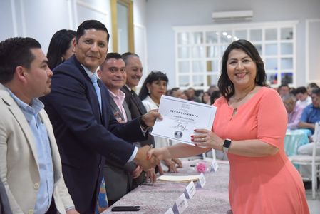 Reconocen Ayuntamiento de Cajeme y SEC a maestras y maestros en su día