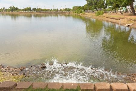 Realiza promotora inmobiliaria rellenado de agua en la Laguna del Náinari