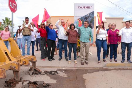 Presidente municipal de Cajeme da banderazo de obra en la colonia Urbi Villa