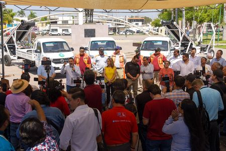 Entrega Lamarque Cano nuevos equipos de cubeteo a OOMAPASC