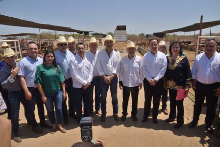 Participan alcalde y gobernador en entrega de unidad móvil a ganaderos por parte de Constellation Brands