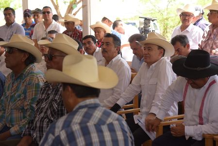 SE REÚNEN ALCALDE Y GOBERNADOR CON ETNIA YAQUI PARA ESTABLECER ACUERDOS CONFORME AL PLAN DE JUSTICIA