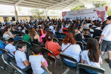 Cumple Gobernador Durazo con entrega de uniformes escolares gratuitos en 68 municipios de la entidad