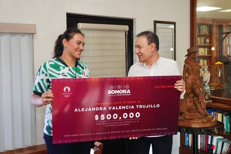 Entrega Gobernador Durazo estímulo económico a Alejandra Valencia por actuación en Juegos Olímpicos