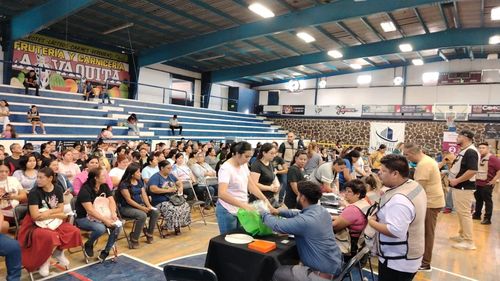 Cumple Gobernador Durazo con entrega de uniformes escolares a todas y todos los estudiantes sonorenses