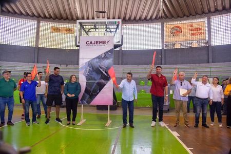 DA BANDERAZO ALCALDE A REMODELACIÓN DEL GIMNASIO MUNICIPAL MANUEL LIRA GARCÍA