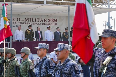 Encabeza Gobernador Durazo desfile cívico-militar en celebración por el 214 aniversario de la independencia de México