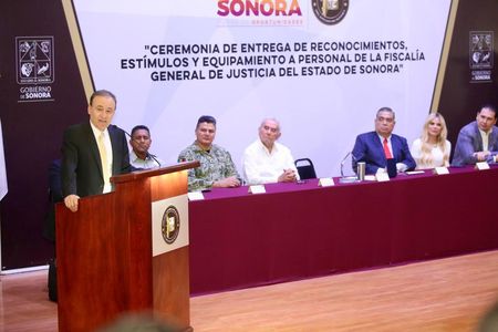 Gobernador Durazo entrega reconocimientos, equipo táctico y patrullas a personal de la FGJE