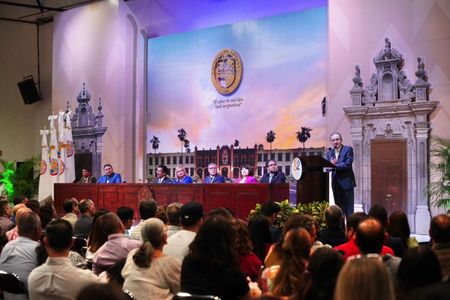 Refrenda Gobernador Durazo compromiso con la educación al encabezar ceremonia del 82 aniversario de la Unison