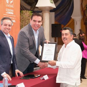 RECIBE JAVIER LAMARQUE RECONOCIMIENTO AL MÉRITO ARCHIVÍSTICO PARA EL AYUNTAMIENTO DE CAJEME