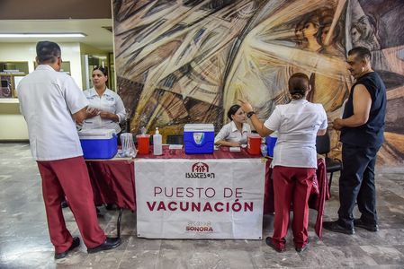 LLEVAN A PALACIO MUNICIPAL CAMPAÑA DE VACUNACIÓN CONTRA LA INFLUENZA Y COVID-19