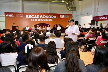 Fortalece Gobernador Durazo educación y salud en comunidades de la sierra con entrega de becas y jornada de vacunación