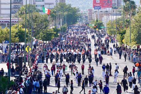 Gobernador Durazo acompaña a 5 mil jóvenes en el desfile por el 114 aniversario de la Revolución Mexicana