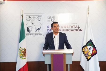 La cobertura es para alumnos del nivel básico hasta superior Hermosillo, Sonora; 24 de octubre de 2024.- En Sonora, el 100 por ciento del alumnado registrado en planteles públicos de nivel básico, medio superior y superior, alrededor de 700 mil estudiantes, cuentan con seguro escolar contra accidentes, que también incluye algunos servicios gratuitos para académicos y trabajadores de la educación, destacó Froylán Gámez Gamboa. El titular de la Secretaría de Educación y Cultura (SEC) resaltó el esfuerzo del Gobierno de Sonora por salvaguardar la integridad de la comunidad educativa estatal como parte fundamental para mantener una educación de calidad, como lo ha instruido el gobernador Alfonso Durazo. Detalló que hasta septiembre de este año se habían atendido mil 778 casos de accidentes escolares, la mayoría de ellos golpes, torceduras, balonazos y fracturas, principalmente en los municipios de Hermosillo, Caborca, Cajeme, San Luis Río Colorado, Nogales y Navojoa. Gámez Gamboa explicó que el alumnado está amparado dentro del plantel en horario escolar, actividades extraescolares que sean organizadas por la escuela y los trayectos directamente del hogar a la escuela y viceversa. Asimismo, enfatizó que solo el personal directivo y docente son los encargados de reportar los accidentes al call center de la aseguradora dentro de las 24 horas en que este haya sucedido, ya que se pide información de la escuela que los padres y madres de familia o tutores podrían desconocer, como la clave del centro de trabajo. Informó que a través de la Subdirección de Seguros de Bienes Muebles e Inmuebles de la SEC, se han implementado jornadas de capacitación al personal directivo y docente de los planteles de educación básica, donde se da conocer la manera de cómo se levanta un reporte, cuáles son las principales coberturas y las cláusulas más relevantes de dicha póliza. Puntualizó que, para recibir información sobre el seguro escolar, la SEC cuenta con la Línea de Orientación: 662 289 76 37 y por correo electrónico se brinda asesoramiento en: subdirecciondeseguros@sonora.edu.mx.