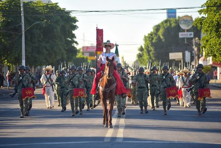 Disfrutan cajemenses desfile conmemorativo al 114 aniversario de la Revolución Mexicana