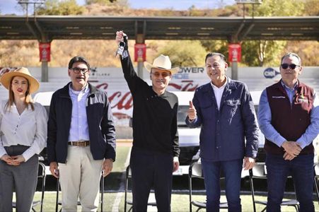 Garantiza Gobernador Durazo servicio de transporte público en la región norte con entrega de vans