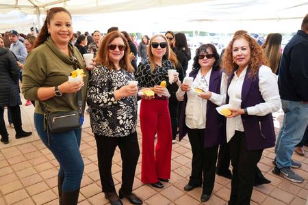 Disfrutan de la tradicional Rosca de Reyes​