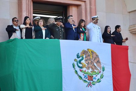 ENCABEZA PRESIDENTE JAVIER LAMARQUE DESFILE CÍVICO POR DÍA DE LA BANDERA