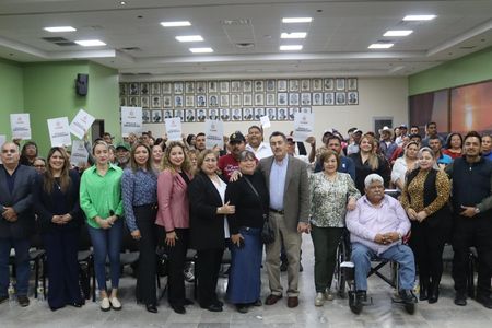 Javier Lamarque hace entrega de 150 escrituras a familias de colonias situadas en el sur y norte de Cajeme