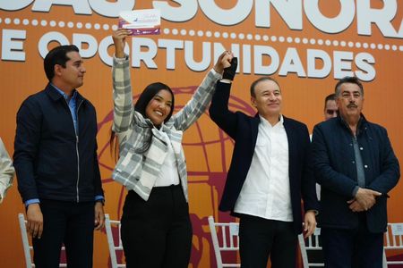 Gobernador Durazo entrega becas, patrullas y equipamiento de seguridad para beneficio del sur del estado