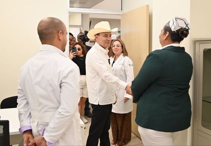 Logra Gobernador Durazo incremento del 30% al salario de médicos especialistas en Sonora