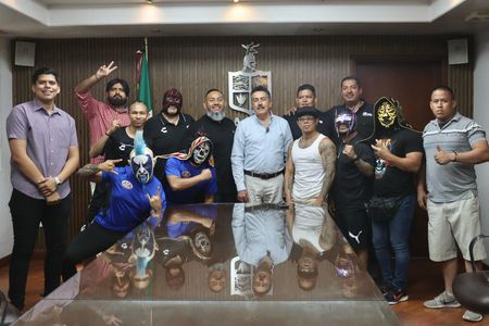 Reconoce alcalde a estrellas mini de la lucha libre triple A