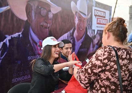 Gobernador Durazo beneficia a vecinos de la colonia Fonhapo con servicios gratuitos en la feria “Sonora Atiende”