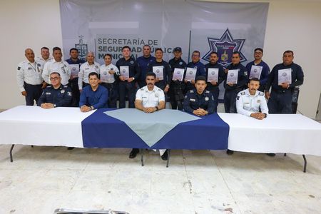 ENTREGA ACADEMIA DE POLICÍA MUNICIPAL CONSTANCIAS SOBRE CURSO DE MANEJO EN MOTOPATRULLAS A AGENTES DE MANZANILLO COLIMA