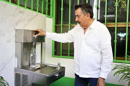 Continúa Javier Lamarque programa de bebederos públicos.