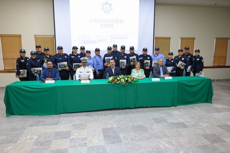 Javier Lamarque hace entrega de grados s policías municipales