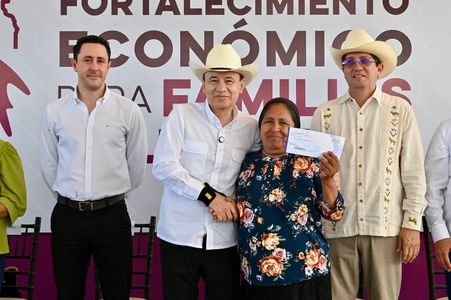 Gobernador Durazo respalda economía de más de 13 mil familias vulnerables con entrega de apoyos directos