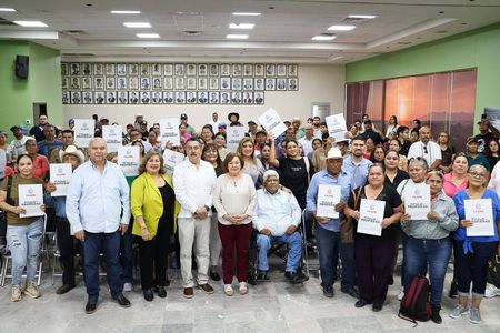 Javier Lamarque hace entrega de 120 escrituras a familias de Cajeme