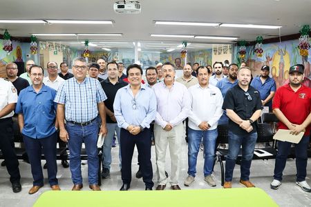 Entregan Javier Lamarque y delegado de la SICT permisos a transportistas de carga y pasaje