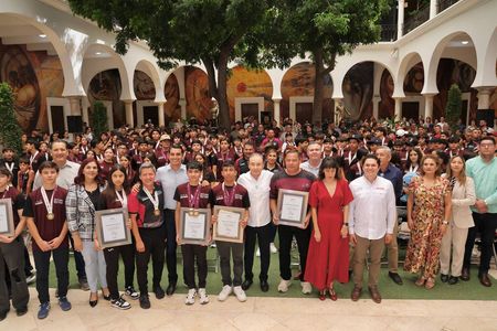 Premia Gobernador Durazo con becas a medallistas de los Juegos Deportivos Nacionales de Educación Básica