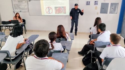 Dirección de programas preventivos orienta a jóvenes sobre riesgos de adicciones y violencia