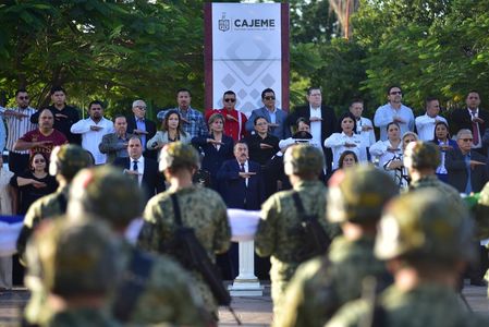 Encabeza Javier Lamarque izamiento de bandera para conmemorar el 115 aniversario de la revolución mexicana.