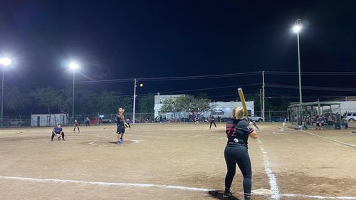 Entrega Lamarque cancha deportiva rehabilitada en alumbrado en la Municipio Libre