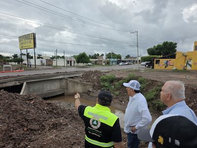 Realiza Javier Lamarque recorrido de supervisión tras lluvias en Cajeme