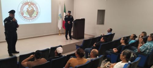 Realizan plática sobre prevención de violencia escolar con madres y padres del Colegio Espinoza