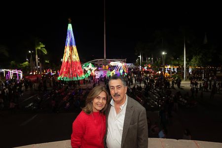 Cajeme se ilumina con el encendido del árbol navideño