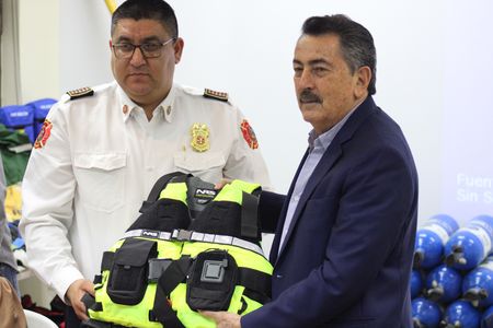 Lamarque entrega equipamiento para fortalecer la protección y operatividad del departamento de bomberos en Cajeme