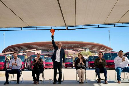Gobernador Durazo entrega unidades para un transporte público más seguro y moderno, sin aumento a tarifas -El mandatario estatal indicó que los camiones sustituirán a las unidades que concluyeron su vida útil, para ofrecer un servicio seguro, eficiente, incluyente, tecnológicamente actualizado con enfoque regional.