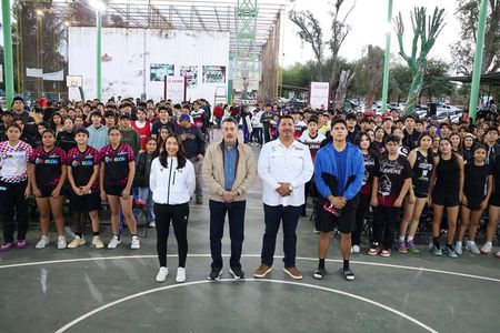 Abandera presidente municipal a delegación Cajemense rumbo a la olimpiada estatal CONADE 2026