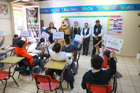 Concluyen niñas y niños de sexto grado el programa DARE en la primaria 20 de noviembre