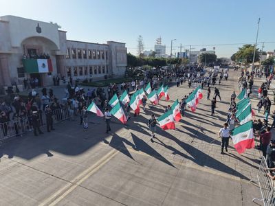 Preside Javier Lamarque desfile cívico-militar por el día de la bandera