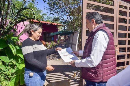 Javier Lamarque consolida en Cajeme certeza jurídica con entrega de escrituras a familias vulnerables.