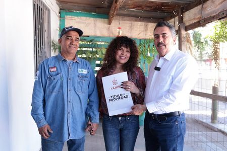 Familias de Cajeme cumplen el sueño de tener las escrituras de sus viviendas gracias a las gestiones de Javier Lamarque