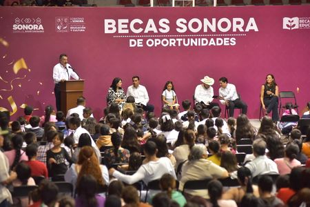 Entregan becas gobierno municipal y estatal a niñas y niños de Cajeme