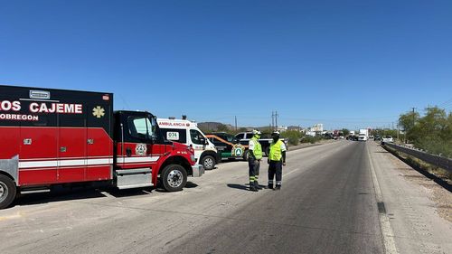 Controlan cuerpos de emergencia de Cajeme derrame tras accidente de tráiler en canal alto.